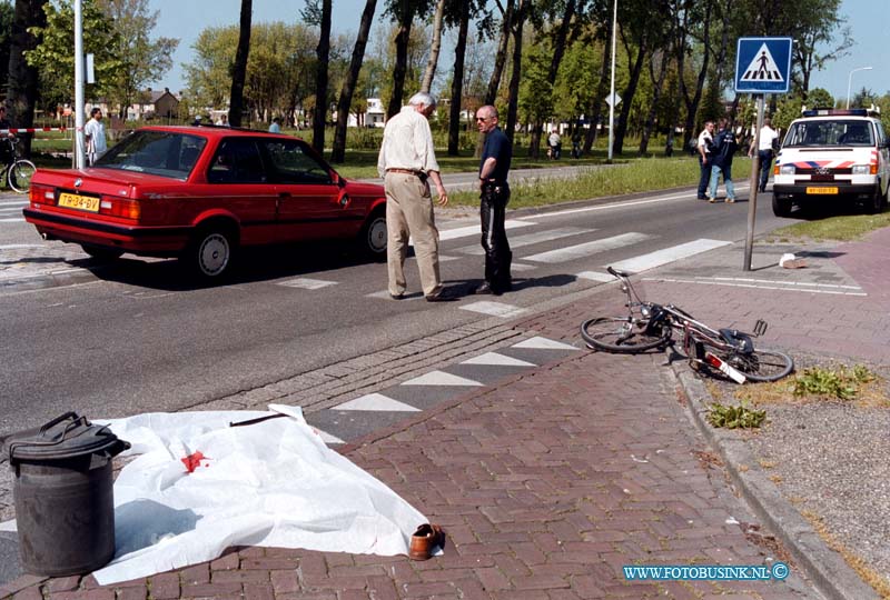 99050204.jpg - HET KONTAKT:PAPENDRECHT:02-05-1999:DODELIJKE AANRIJDING AUTO /FIETSER VEERWEG PAPENDRECHT Deze digitale foto blijft eigendom van FOTOPERSBURO BUSINK. Wij hanteren de voorwaarden van het N.V.F. en N.V.J. Gebruik van deze foto impliceert dat u bekend bent  en akkoord gaat met deze voorwaarden bij publicatie.EB/ETIENNE BUSINK