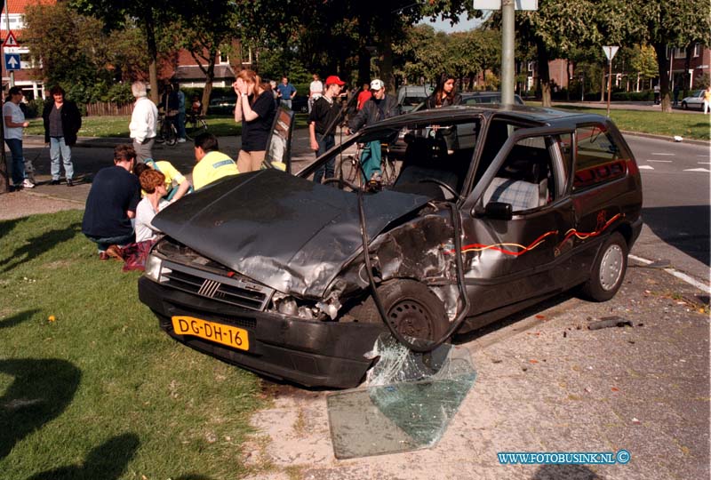 99050301.jpg - DE STEM VAN DORDT :DORDRECHT:03-05-1999:ONGEVAL VIOTEKADE/FRANSLEBRTLAAN DORDT 3 GEWONDEN AANRIJDING TUSSEN 2 AUTO'SDeze digitale foto blijft eigendom van FOTOPERSBURO BUSINK. Wij hanteren de voorwaarden van het N.V.F. en N.V.J. Gebruik van deze foto impliceert dat u bekend bent  en akkoord gaat met deze voorwaarden bij publicatie.EB/ETIENNE BUSINK