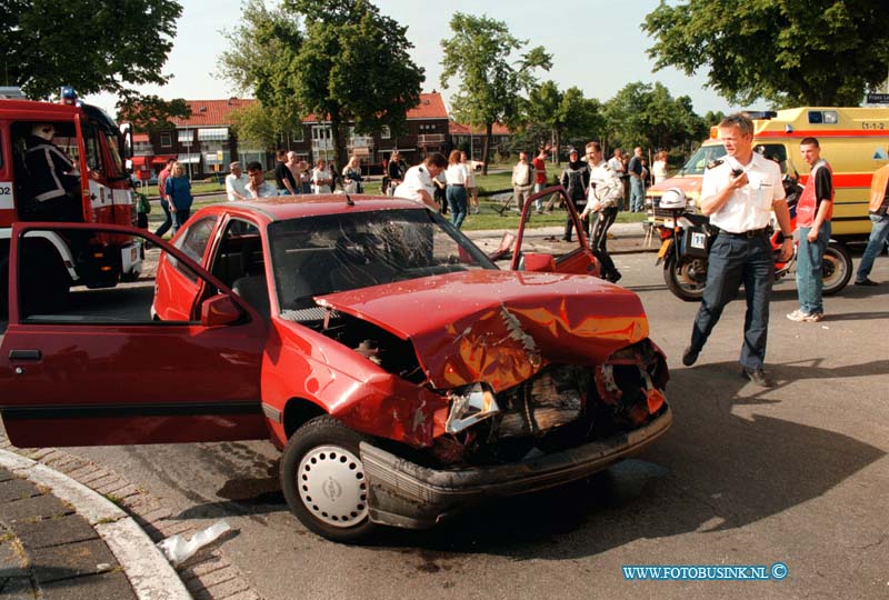 99050302.jpg - DE STEM VAN DORDT :DORDRECHT:03-05-1999:ONGEVAL VIOTEKADE/FRANSLEBRTLAAN DORDT 3 GEWONDEN AANRIJDING TUSSEN 2 AUTO'SDeze digitale foto blijft eigendom van FOTOPERSBURO BUSINK. Wij hanteren de voorwaarden van het N.V.F. en N.V.J. Gebruik van deze foto impliceert dat u bekend bent  en akkoord gaat met deze voorwaarden bij publicatie.EB/ETIENNE BUSINK