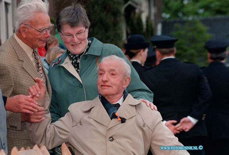 99050403.jpg - DE DORDTENAAR :ZWIJNDRECHT:04-05-1999:DODEHERDENKING RAADHUISPLEIN ZWIJNDRECHTDeze digitale foto blijft eigendom van FOTOPERSBURO BUSINK. Wij hanteren de voorwaarden van het N.V.F. en N.V.J. Gebruik van deze foto impliceert dat u bekend bent  en akkoord gaat met deze voorwaarden bij publicatie.EB/ETIENNE BUSINK