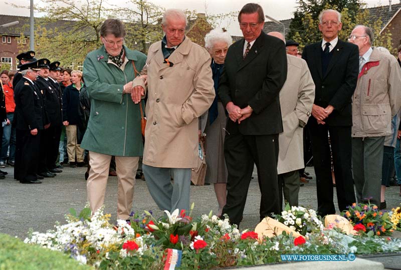 99050404.jpg - DE DORDTENAAR :ZWIJNDRECHT:04-05-1999:DODEHERDENKING RAADHUISPLEIN ZWIJNDRECHTDeze digitale foto blijft eigendom van FOTOPERSBURO BUSINK. Wij hanteren de voorwaarden van het N.V.F. en N.V.J. Gebruik van deze foto impliceert dat u bekend bent  en akkoord gaat met deze voorwaarden bij publicatie.EB/ETIENNE BUSINK