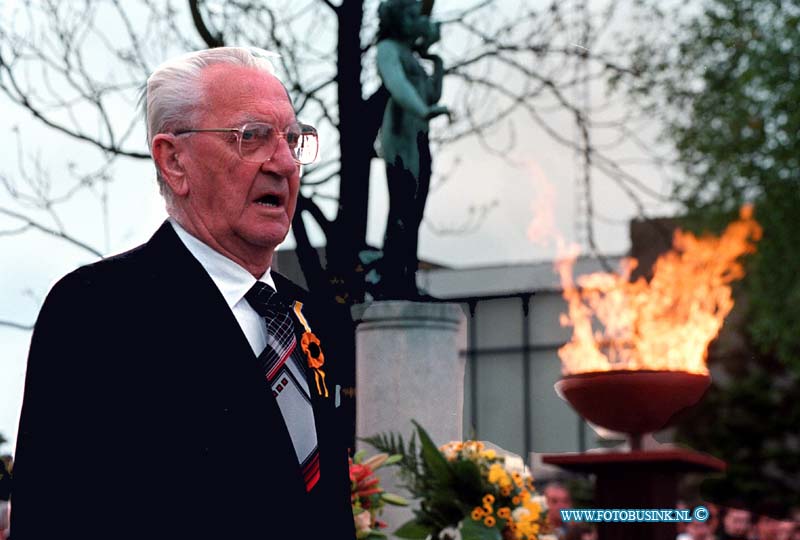 99050405.jpg - DE DORDTENAAR :ZWIJNDRECHT:04-05-1999:DODEHERDENKING RAADHUISPLEIN ZWIJNDRECHTDeze digitale foto blijft eigendom van FOTOPERSBURO BUSINK. Wij hanteren de voorwaarden van het N.V.F. en N.V.J. Gebruik van deze foto impliceert dat u bekend bent  en akkoord gaat met deze voorwaarden bij publicatie.EB/ETIENNE BUSINK