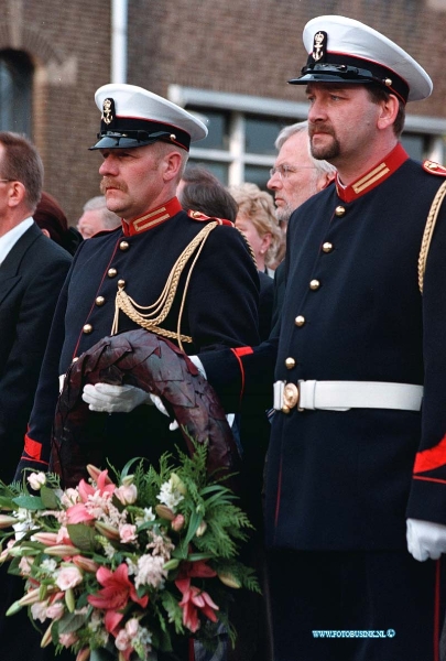 99050406.jpg - DE DORDTENAAR :ZWIJNDRECHT:04-05-1999:DODEHERDENKING RAADHUISPLEIN ZWIJNDRECHTDeze digitale foto blijft eigendom van FOTOPERSBURO BUSINK. Wij hanteren de voorwaarden van het N.V.F. en N.V.J. Gebruik van deze foto impliceert dat u bekend bent  en akkoord gaat met deze voorwaarden bij publicatie.EB/ETIENNE BUSINK