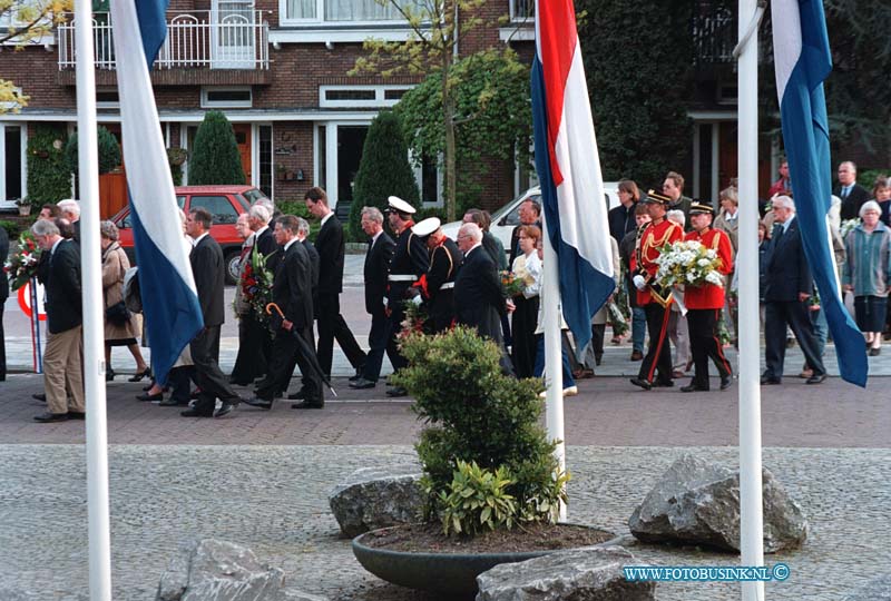 99050407.jpg - DE DORDTENAAR :ZWIJNDRECHT:04-05-1999:DODEHERDENKING RAADHUISPLEIN ZWIJNDRECHTDeze digitale foto blijft eigendom van FOTOPERSBURO BUSINK. Wij hanteren de voorwaarden van het N.V.F. en N.V.J. Gebruik van deze foto impliceert dat u bekend bent  en akkoord gaat met deze voorwaarden bij publicatie.EB/ETIENNE BUSINK