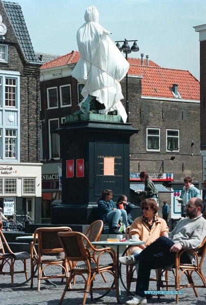 99050410.jpg - DE DORDTENAAR :DORDRECHT:04-05-1999:STATENPLEIN BEELD  ARIE SCHEFFER IN GEPAKT MET WITTE LAKKENSDeze digitale foto blijft eigendom van FOTOPERSBURO BUSINK. Wij hanteren de voorwaarden van het N.V.F. en N.V.J. Gebruik van deze foto impliceert dat u bekend bent  en akkoord gaat met deze voorwaarden bij publicatie.EB/ETIENNE BUSINK