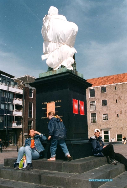 99050411.jpg - DE DORDTENAAR :DORDRECHT:04-05-1999:STATENPLEIN BEELD  ARIE SCHEFFER IN GEPAKT MET WITTE LAKKENSDeze digitale foto blijft eigendom van FOTOPERSBURO BUSINK. Wij hanteren de voorwaarden van het N.V.F. en N.V.J. Gebruik van deze foto impliceert dat u bekend bent  en akkoord gaat met deze voorwaarden bij publicatie.EB/ETIENNE BUSINK