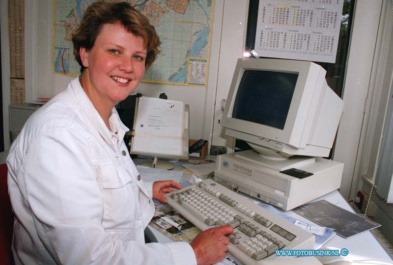 99050421.jpg - DE STEM VAN DORDT :DORDRECHT:04-05-1999:PORTERTEN VOOR 1000 NUMMERS DSVD EVELINE VAN DE LAGEMAATDeze digitale foto blijft eigendom van FOTOPERSBURO BUSINK. Wij hanteren de voorwaarden van het N.V.F. en N.V.J. Gebruik van deze foto impliceert dat u bekend bent  en akkoord gaat met deze voorwaarden bij publicatie.EB/ETIENNE BUSINK