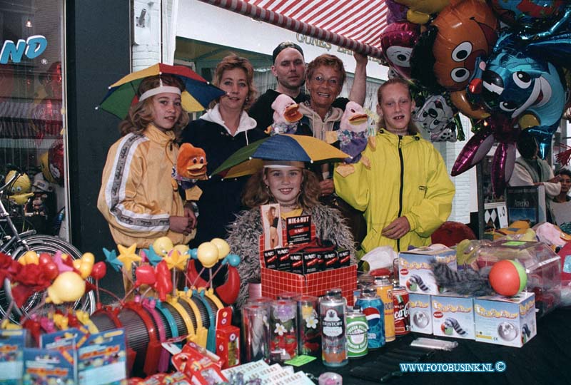 99050508.jpg - DE STEM VAN DORDT :DORDRECHT:05-05-1999:BEVRIJDINGSMARKT SPUIWEG DORDRECHTDeze digitale foto blijft eigendom van FOTOPERSBURO BUSINK. Wij hanteren de voorwaarden van het N.V.F. en N.V.J. Gebruik van deze foto impliceert dat u bekend bent  en akkoord gaat met deze voorwaarden bij publicatie.EB/ETIENNE BUSINK