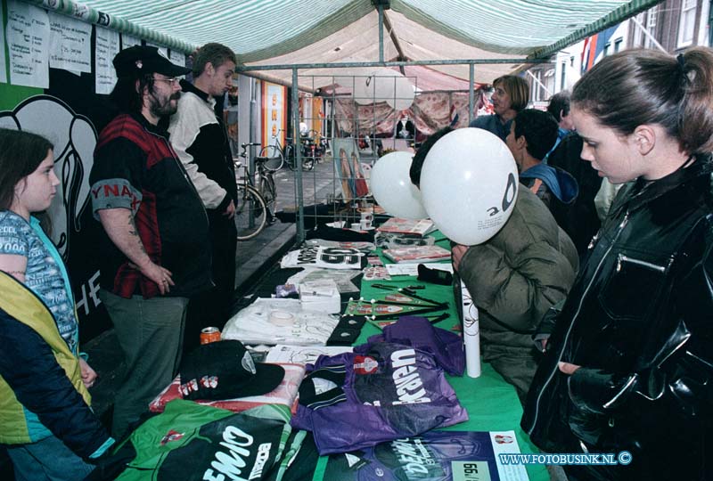 99050509.jpg - DE STEM VAN DORDT :DORDRECHT:05-05-1999:BEVRIJDINGSMARKT SPUIWEG DORDRECHTDeze digitale foto blijft eigendom van FOTOPERSBURO BUSINK. Wij hanteren de voorwaarden van het N.V.F. en N.V.J. Gebruik van deze foto impliceert dat u bekend bent  en akkoord gaat met deze voorwaarden bij publicatie.EB/ETIENNE BUSINK