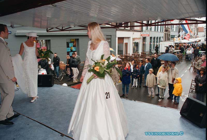 99050514.jpg - DE STEM VAN DORDT :DORDRECHT:05-05-1999:BEVRIJDINGSMARKT SPUIWEG DORDRECHTDeze digitale foto blijft eigendom van FOTOPERSBURO BUSINK. Wij hanteren de voorwaarden van het N.V.F. en N.V.J. Gebruik van deze foto impliceert dat u bekend bent  en akkoord gaat met deze voorwaarden bij publicatie.EB/ETIENNE BUSINK