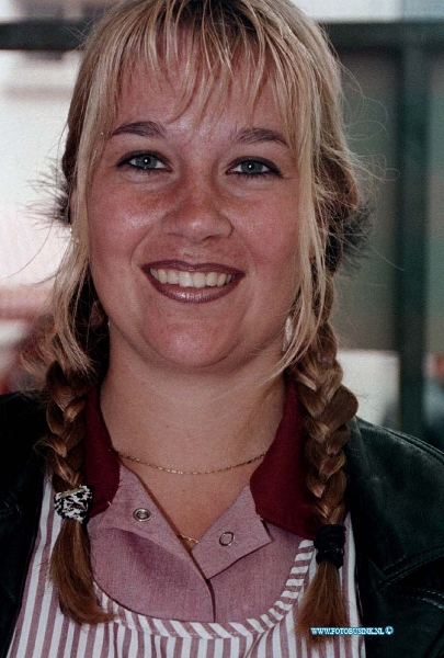 99050515.jpg - DE STEM VAN DORDT :DORDRECHT:05-05-1999:PORTERTEN VOOR 1000 NUMMERS DSVD 3E GESPREKDeze digitale foto blijft eigendom van FOTOPERSBURO BUSINK. Wij hanteren de voorwaarden van het N.V.F. en N.V.J. Gebruik van deze foto impliceert dat u bekend bent  en akkoord gaat met deze voorwaarden bij publicatie.EB/ETIENNE BUSINK