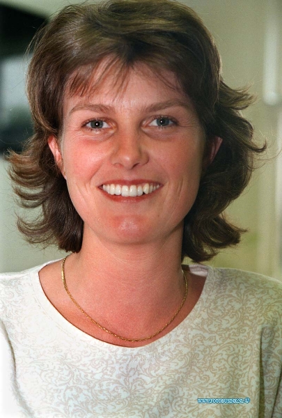 99050518.jpg - DE STEM VAN DORDT :DORDRECHT:04-05-1999:PORTERTEN VOOR 1000 NUMMERS DSVD  MONIQEUDeze digitale foto blijft eigendom van FOTOPERSBURO BUSINK. Wij hanteren de voorwaarden van het N.V.F. en N.V.J. Gebruik van deze foto impliceert dat u bekend bent  en akkoord gaat met deze voorwaarden bij publicatie.EB/ETIENNE BUSINK
