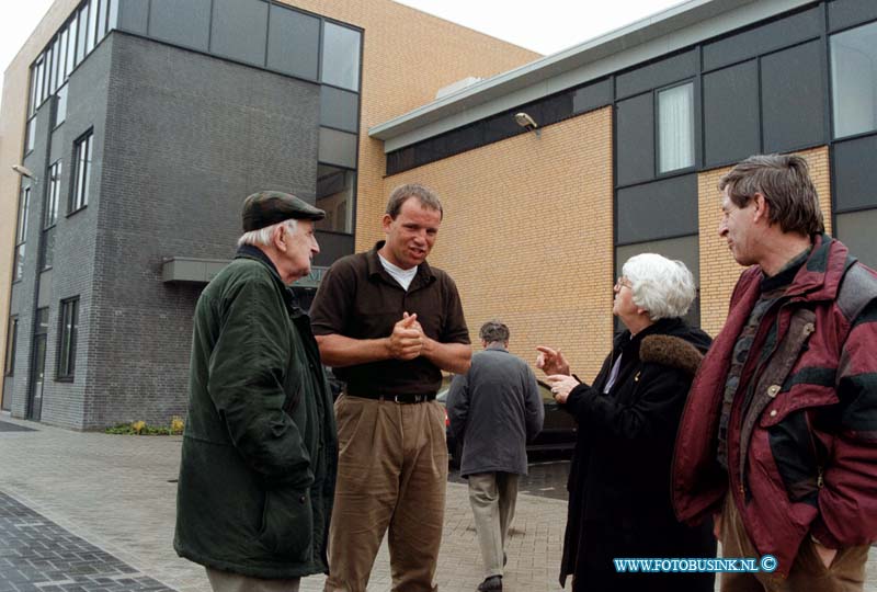 99050601.jpg - DE DORDTENAAR :dordrecht:06-05-1999:berkehof dordrecht eigenaar van impulse ingesprek met bewonners die klagen over licht dat s,avonds brand in de sportschool van de ggdDeze digitale foto blijft eigendom van FOTOPERSBURO BUSINK. Wij hanteren de voorwaarden van het N.V.F. en N.V.J. Gebruik van deze foto impliceert dat u bekend bent  en akkoord gaat met deze voorwaarden bij publicatie.EB/ETIENNE BUSINK