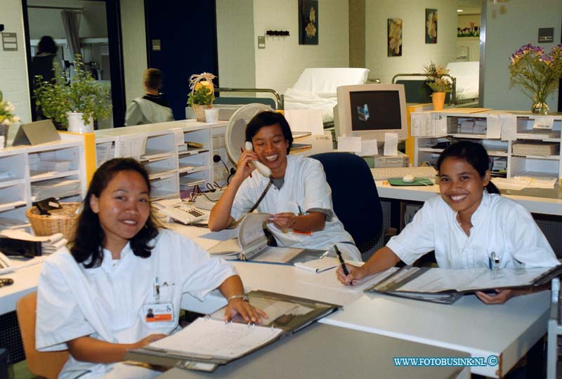 99050602.jpg - DE DORDTENAAR :DORDRECHT:06-05-1999:MERWEDEZIEKENHUIS 3 VERPLEEGSTER UIT INDONESCHIE LOPEN STAGE IN HET ZIEKENHUISDeze digitale foto blijft eigendom van FOTOPERSBURO BUSINK. Wij hanteren de voorwaarden van het N.V.F. en N.V.J. Gebruik van deze foto impliceert dat u bekend bent  en akkoord gaat met deze voorwaarden bij publicatie.EB/ETIENNE BUSINK