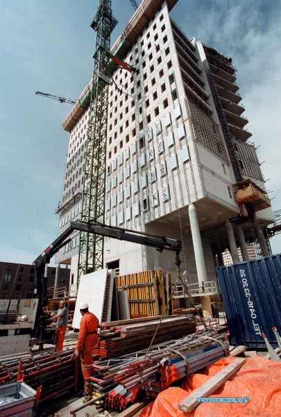 99050702.jpg - COBOUW :ROTTERDAM :07-05-1999:NIEUWE TOREN VAN KPN  NABIJ DE ERASMUSBRUG Deze digitale foto blijft eigendom van FOTOPERSBURO BUSINK. Wij hanteren de voorwaarden van het N.V.F. en N.V.J. Gebruik van deze foto impliceert dat u bekend bent  en akkoord gaat met deze voorwaarden bij publicatie.EB/ETIENNE BUSINK