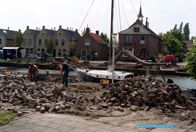 99050703.jpg - DE DORDTENAAR :STRIJEN:07-05-1999:STRIJEN  SPUI/JAAGPAD BIJ DE HAVEN IVM WERKZAAMHEDEN AAN DE STRAATDeze digitale foto blijft eigendom van FOTOPERSBURO BUSINK. Wij hanteren de voorwaarden van het N.V.F. en N.V.J. Gebruik van deze foto impliceert dat u bekend bent  en akkoord gaat met deze voorwaarden bij publicatie.EB/ETIENNE BUSINK