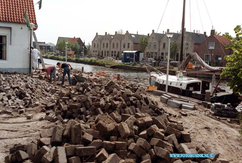 99050704.jpg - DE DORDTENAAR :STRIJEN:07-05-1999:STRIJEN  SPUI/JAAGPAD BIJ DE HAVEN IVM WERKZAAMHEDEN AAN DE STRAATDeze digitale foto blijft eigendom van FOTOPERSBURO BUSINK. Wij hanteren de voorwaarden van het N.V.F. en N.V.J. Gebruik van deze foto impliceert dat u bekend bent  en akkoord gaat met deze voorwaarden bij publicatie.EB/ETIENNE BUSINK