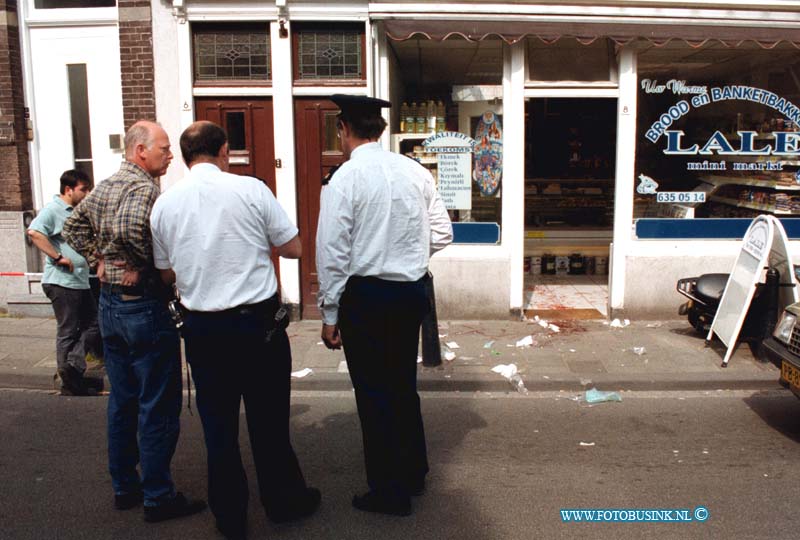 99050705.jpg - DE DORDTENAAR :DORDRECHT:07-05-1999:STEEKPARTIJ SINT JORISWEG TUSSEN 45 JONGEREN 1 ZWAAR GEWONDDeze digitale foto blijft eigendom van FOTOPERSBURO BUSINK. Wij hanteren de voorwaarden van het N.V.F. en N.V.J. Gebruik van deze foto impliceert dat u bekend bent  en akkoord gaat met deze voorwaarden bij publicatie.EB/ETIENNE BUSINK