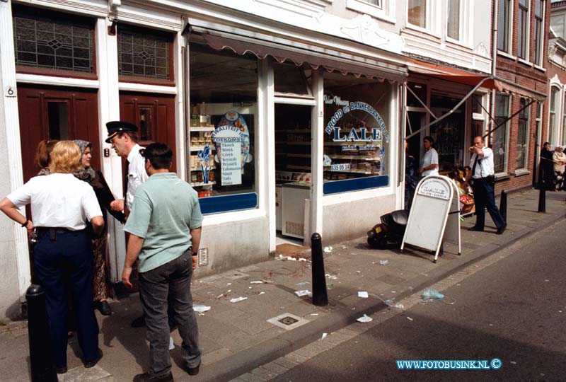 99050706.jpg - DE DORDTENAAR :DORDRECHT:07-05-1999:STEEKPARTIJ SINT JORISWEG TUSSEN 45 JONGEREN 1 ZWAAR GEWONDDeze digitale foto blijft eigendom van FOTOPERSBURO BUSINK. Wij hanteren de voorwaarden van het N.V.F. en N.V.J. Gebruik van deze foto impliceert dat u bekend bent  en akkoord gaat met deze voorwaarden bij publicatie.EB/ETIENNE BUSINK