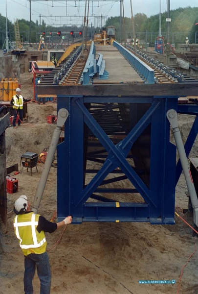 99050801.jpg - DE DORDTENAAR :ZWIJNDRECHT:08-05-1999:RANGSEERTERREIN KIJFHOEK ZWIJNDRECHT WORDEN STALEN SPOORBURGEN GEPLAATS VOOR DE AANLEG VAN DE SOPHIASPOORTUNNEL.Deze digitale foto blijft eigendom van FOTOPERSBURO BUSINK. Wij hanteren de voorwaarden van het N.V.F. en N.V.J. Gebruik van deze foto impliceert dat u bekend bent  en akkoord gaat met deze voorwaarden bij publicatie.EB/ETIENNE BUSINK