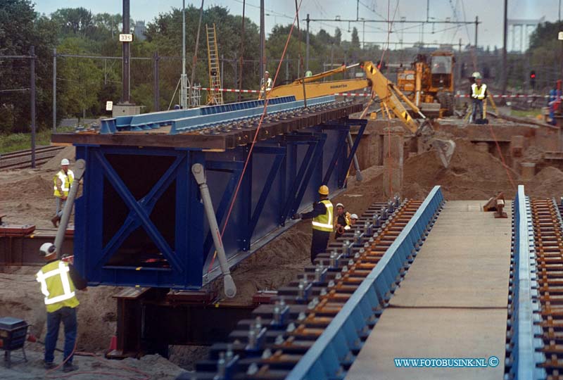 99050802.jpg - DE DORDTENAAR :ZWIJNDRECHT:08-05-1999:RANGSEERTERREIN KIJFHOEK ZWIJNDRECHT WORDEN STALEN SPOORBURGEN GEPLAATS VOOR DE AANLEG VAN DE SOPHIASPOORTUNNEL.Deze digitale foto blijft eigendom van FOTOPERSBURO BUSINK. Wij hanteren de voorwaarden van het N.V.F. en N.V.J. Gebruik van deze foto impliceert dat u bekend bent  en akkoord gaat met deze voorwaarden bij publicatie.EB/ETIENNE BUSINK