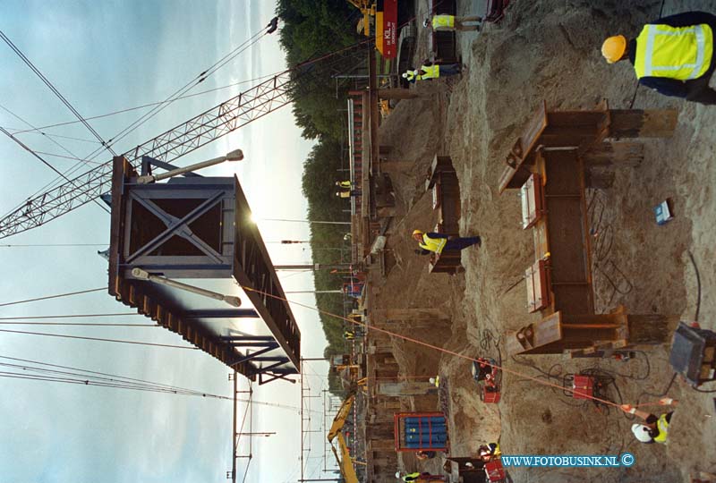 99050803.jpg - DE DORDTENAAR :ZWIJNDRECHT:08-05-1999:RANGSEERTERREIN KIJFHOEK ZWIJNDRECHT WORDEN STALEN SPOORBURGEN GEPLAATS VOOR DE AANLEG VAN DE SOPHIASPOORTUNNEL.Deze digitale foto blijft eigendom van FOTOPERSBURO BUSINK. Wij hanteren de voorwaarden van het N.V.F. en N.V.J. Gebruik van deze foto impliceert dat u bekend bent  en akkoord gaat met deze voorwaarden bij publicatie.EB/ETIENNE BUSINK