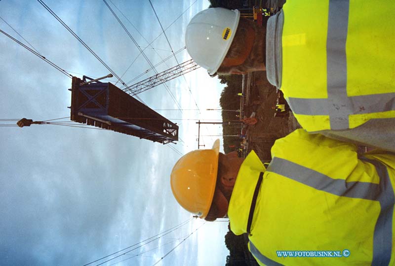 99050804.jpg - DE DORDTENAAR :ZWIJNDRECHT:08-05-1999:RANGSEERTERREIN KIJFHOEK ZWIJNDRECHT WORDEN STALEN SPOORBURGEN GEPLAATS VOOR DE AANLEG VAN DE SOPHIASPOORTUNNEL.Deze digitale foto blijft eigendom van FOTOPERSBURO BUSINK. Wij hanteren de voorwaarden van het N.V.F. en N.V.J. Gebruik van deze foto impliceert dat u bekend bent  en akkoord gaat met deze voorwaarden bij publicatie.EB/ETIENNE BUSINK