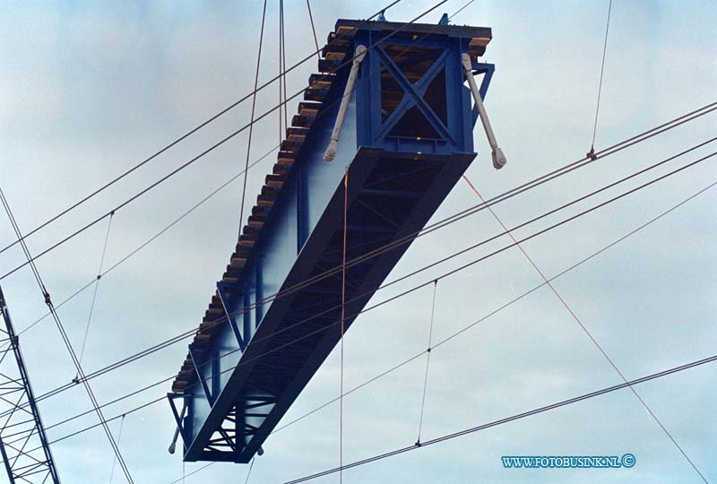 99050805.jpg - DE DORDTENAAR :ZWIJNDRECHT:08-05-1999:RANGSEERTERREIN KIJFHOEK ZWIJNDRECHT WORDEN STALEN SPOORBURGEN GEPLAATS VOOR DE AANLEG VAN DE SOPHIASPOORTUNNEL.Deze digitale foto blijft eigendom van FOTOPERSBURO BUSINK. Wij hanteren de voorwaarden van het N.V.F. en N.V.J. Gebruik van deze foto impliceert dat u bekend bent  en akkoord gaat met deze voorwaarden bij publicatie.EB/ETIENNE BUSINK