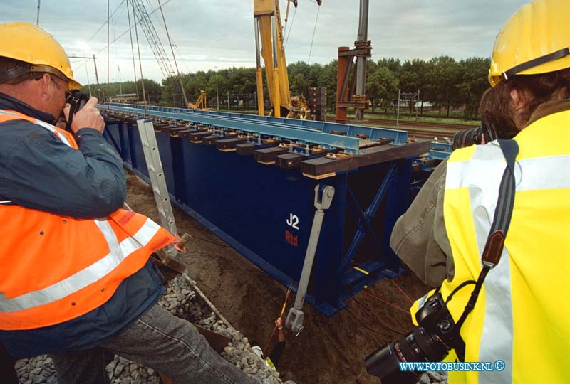 99050806.jpg - DE DORDTENAAR :ZWIJNDRECHT:08-05-1999:RANGSEERTERREIN KIJFHOEK ZWIJNDRECHT WORDEN STALEN SPOORBURGEN GEPLAATS VOOR DE AANLEG VAN DE SOPHIASPOORTUNNEL.Deze digitale foto blijft eigendom van FOTOPERSBURO BUSINK. Wij hanteren de voorwaarden van het N.V.F. en N.V.J. Gebruik van deze foto impliceert dat u bekend bent  en akkoord gaat met deze voorwaarden bij publicatie.EB/ETIENNE BUSINK