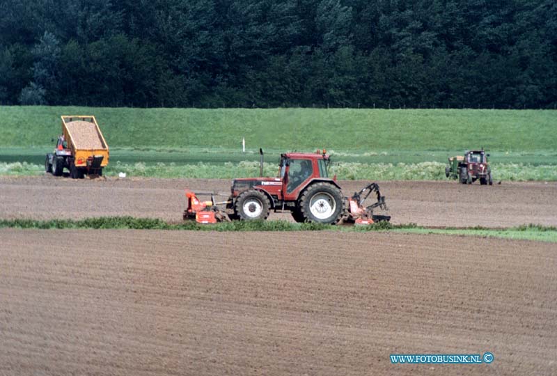 99050807.jpg - WLTO/WESTWEEK :HEINENOORD:08-05-1999:BLAAKSEDIJK WEST/MOLLEWEG BOEREN AAN HET WERK OP HET LAND IN DE HOEKSEWAARD PLAATS HEINENOORDDeze digitale foto blijft eigendom van FOTOPERSBURO BUSINK. Wij hanteren de voorwaarden van het N.V.F. en N.V.J. Gebruik van deze foto impliceert dat u bekend bent  en akkoord gaat met deze voorwaarden bij publicatie.EB/ETIENNE BUSINK