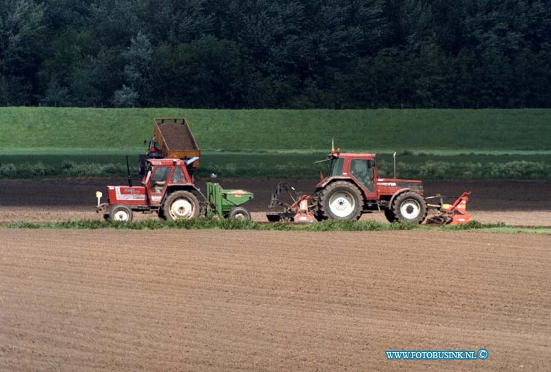 99050808.jpg - WLTO/WESTWEEK :HEINENOORD:08-05-1999:BLAAKSEDIJK WEST/MOLLEWEG BOEREN AAN HET WERK OP HET LAND IN DE HOEKSEWAARD PLAATS HEINENOORDDeze digitale foto blijft eigendom van FOTOPERSBURO BUSINK. Wij hanteren de voorwaarden van het N.V.F. en N.V.J. Gebruik van deze foto impliceert dat u bekend bent  en akkoord gaat met deze voorwaarden bij publicatie.EB/ETIENNE BUSINK