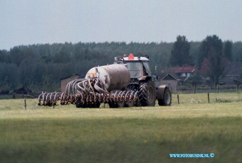 99050809.jpg - WLTO/WESTWEEK :OUD ALBLAS:08-05-1999:OUD ALBLAS  / PAPENDRECHT POLDER ZUIDZIJDE OP DE VEERWEG IS EEN BOER AAN HET GIEREN ALBLASSERWAARDDeze digitale foto blijft eigendom van FOTOPERSBURO BUSINK. Wij hanteren de voorwaarden van het N.V.F. en N.V.J. Gebruik van deze foto impliceert dat u bekend bent  en akkoord gaat met deze voorwaarden bij publicatie.EB/ETIENNE BUSINK