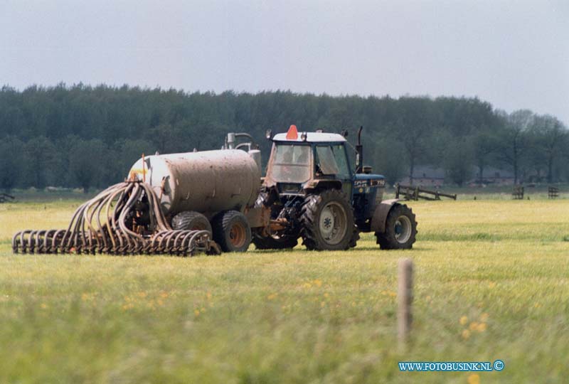 99050810.jpg - WLTO/WESTWEEK :OUD ALBLAS:08-05-1999:OUD ALBLAS  / PAPENDRECHT POLDER ZUIDZIJDE OP DE VEERWEG IS EEN BOER AAN HET GIEREN ALBLASSERWAARDDeze digitale foto blijft eigendom van FOTOPERSBURO BUSINK. Wij hanteren de voorwaarden van het N.V.F. en N.V.J. Gebruik van deze foto impliceert dat u bekend bent  en akkoord gaat met deze voorwaarden bij publicatie.EB/ETIENNE BUSINK