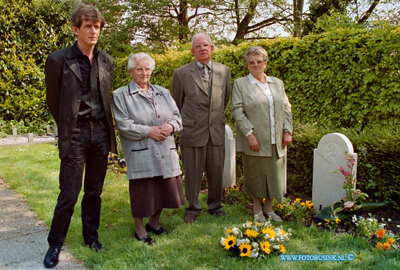 99050902.jpg - DE DORDTENAAR :DORDRECHT:09-05-1999:BEGRAAFPLAATS ZUIDENDIJK FOTO FANILIE VAN DUN BIJ GRAF 24 VAN VOOR HEEEN ONBEKENDE SLODAAT MAAR IN BEKEND DHR DUNDeze digitale foto blijft eigendom van FOTOPERSBURO BUSINK. Wij hanteren de voorwaarden van het N.V.F. en N.V.J. Gebruik van deze foto impliceert dat u bekend bent  en akkoord gaat met deze voorwaarden bij publicatie.EB/ETIENNE BUSINK