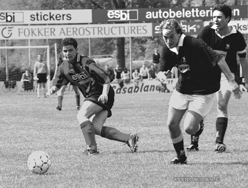 99050903.jpg - HET KONTAKT:PAPENDRECHT:09-05-1999:VOETBALWESTRIJD PAPENDRECHT/ QUICK SLOBBEGORS Deze digitale foto blijft eigendom van FOTOPERSBURO BUSINK. Wij hanteren de voorwaarden van het N.V.F. en N.V.J. Gebruik van deze foto impliceert dat u bekend bent  en akkoord gaat met deze voorwaarden bij publicatie.EB/ETIENNE BUSINK