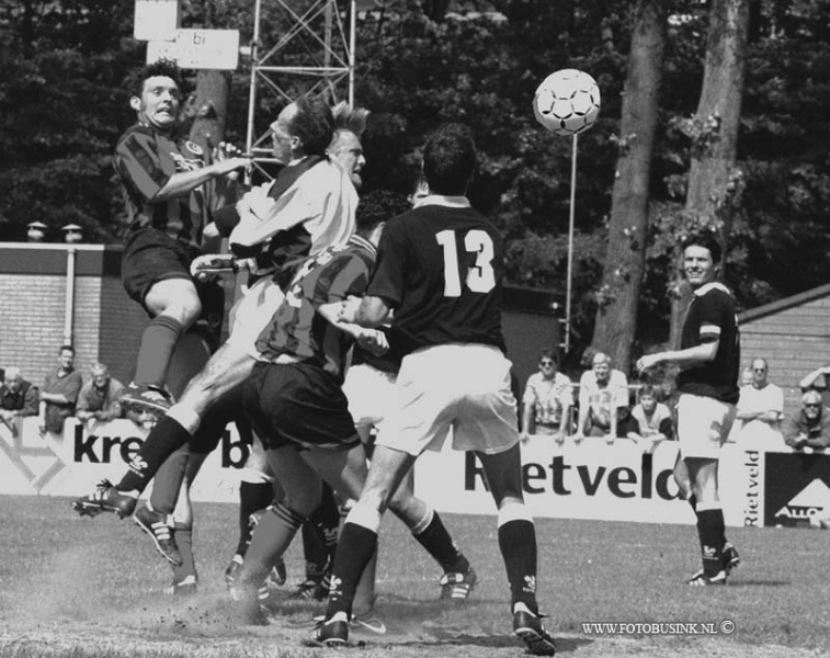 99050904.jpg - HET KONTAKT:PAPENDRECHT:09-05-1999:VOETBALWESTRIJD PAPENDRECHT/ QUICK SLOBBEGORS Deze digitale foto blijft eigendom van FOTOPERSBURO BUSINK. Wij hanteren de voorwaarden van het N.V.F. en N.V.J. Gebruik van deze foto impliceert dat u bekend bent  en akkoord gaat met deze voorwaarden bij publicatie.EB/ETIENNE BUSINK