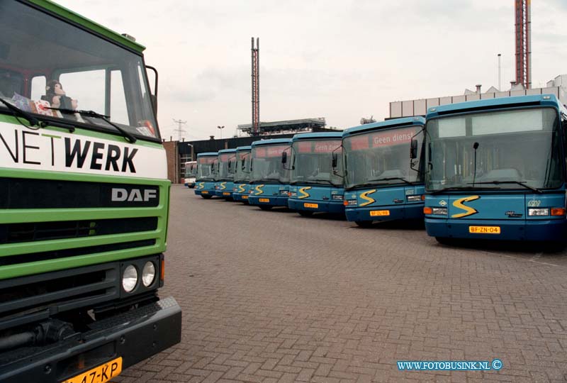 99051001.jpg - WFA :DORDRECHT:10-05-1999:BUSSTAKING STADSVERVOER DORDRECHT BAANHOREKWEG BUSREMISE BAANHOEKWEG ALLE BUSSEN ZIJN DE GEHELDAG OP STALLING GEWEEST.Deze digitale foto blijft eigendom van FOTOPERSBURO BUSINK. Wij hanteren de voorwaarden van het N.V.F. en N.V.J. Gebruik van deze foto impliceert dat u bekend bent  en akkoord gaat met deze voorwaarden bij publicatie.EB/ETIENNE BUSINK