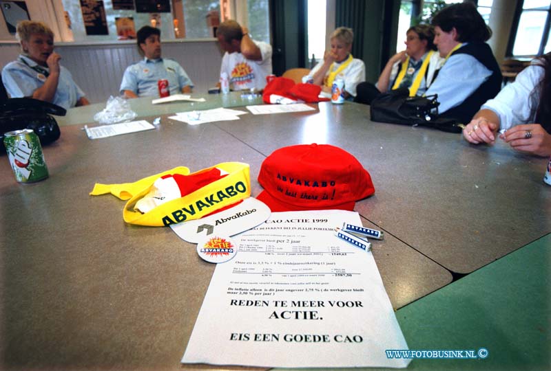 99051004.jpg - WFA :DORDRECHT:10-05-1999:B8USSTAKING IN DE KANTINE VAN HET BUSBEDRIJF DORDRECHT STADSVERVOER AAN DE BAANHOEKWEG Deze digitale foto blijft eigendom van FOTOPERSBURO BUSINK. Wij hanteren de voorwaarden van het N.V.F. en N.V.J. Gebruik van deze foto impliceert dat u bekend bent  en akkoord gaat met deze voorwaarden bij publicatie.EB/ETIENNE BUSINK