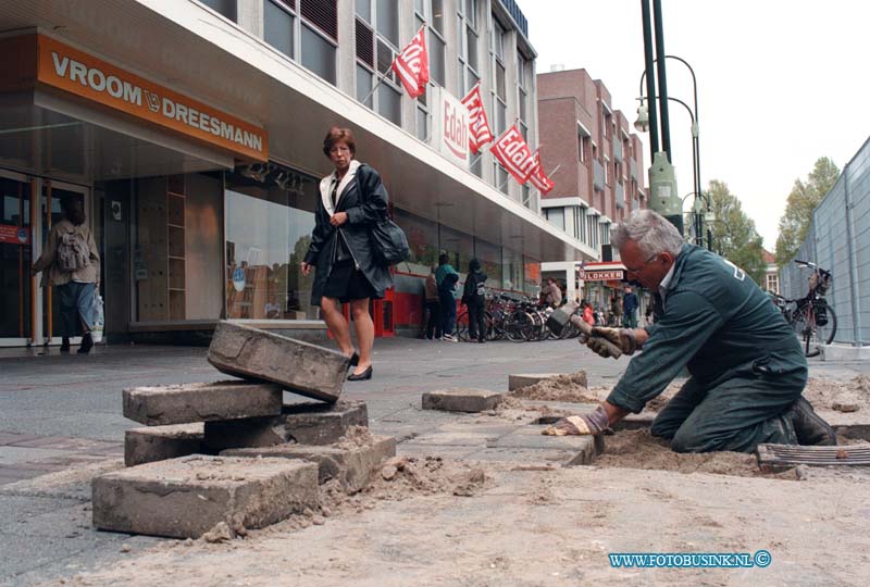 99051006.jpg - DE DORDTENAAR :DORDTENAAR:10-05-1999:BEGIN  WERKZAAMHEDEN STATENPLEIN DORDRECHTDeze digitale foto blijft eigendom van FOTOPERSBURO BUSINK. Wij hanteren de voorwaarden van het N.V.F. en N.V.J. Gebruik van deze foto impliceert dat u bekend bent  en akkoord gaat met deze voorwaarden bij publicatie.EB/ETIENNE BUSINK