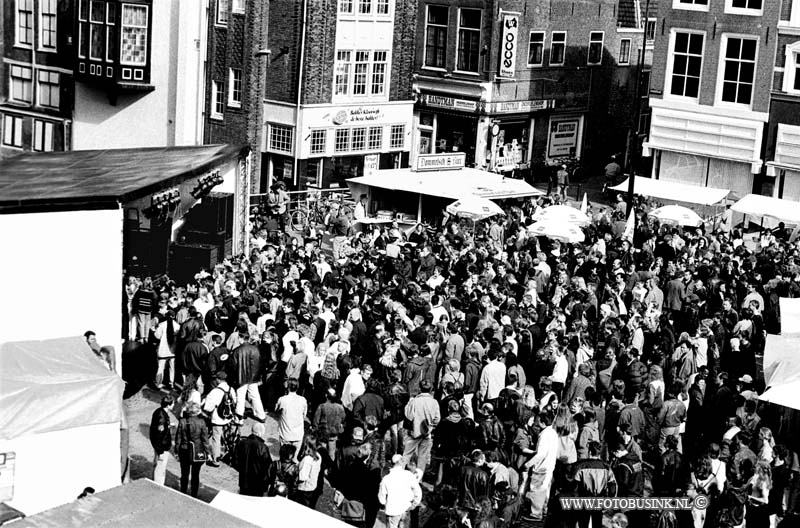 99051331.jpg - DE STEM VAN DORDT :Dordrecht:13-05-1999:schefferspop dordrecht schefferspleinDeze digitale foto blijft eigendom van FOTOPERSBURO BUSINK. Wij hanteren de voorwaarden van het N.V.F. en N.V.J. Gebruik van deze foto impliceert dat u bekend bent  en akkoord gaat met deze voorwaarden bij publicatie.EB/ETIENNE BUSINK