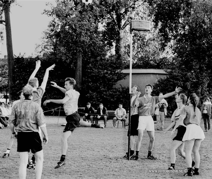 99051430.jpg - DE DORDTENAAR :dordrecht:14-05-1999:voetbal westrijd de merwede boys/........Deze digitale foto blijft eigendom van FOTOPERSBURO BUSINK. Wij hanteren de voorwaarden van het N.V.F. en N.V.J. Gebruik van deze foto impliceert dat u bekend bent  en akkoord gaat met deze voorwaarden bij publicatie.EB/ETIENNE BUSINK