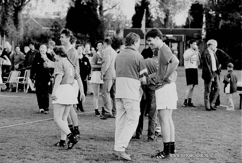 99051431.jpg - DE DORDTENAAR :dordrecht:14-05-1999:voetbal westrijd de merwede boys/........Deze digitale foto blijft eigendom van FOTOPERSBURO BUSINK. Wij hanteren de voorwaarden van het N.V.F. en N.V.J. Gebruik van deze foto impliceert dat u bekend bent  en akkoord gaat met deze voorwaarden bij publicatie.EB/ETIENNE BUSINK