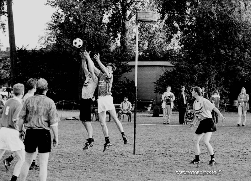 99051432.jpg - DE DORDTENAAR :dordrecht:14-05-1999:voetbal westrijd de merwede boys/........Deze digitale foto blijft eigendom van FOTOPERSBURO BUSINK. Wij hanteren de voorwaarden van het N.V.F. en N.V.J. Gebruik van deze foto impliceert dat u bekend bent  en akkoord gaat met deze voorwaarden bij publicatie.EB/ETIENNE BUSINK