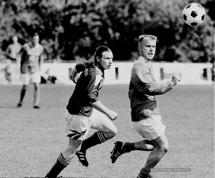 99051433.jpg - DE DORDTENAAR : nieuwe lekkerland:14-05-1999:voetbal westrijd  nieuwe lekkerland tegen/ ...........Deze digitale foto blijft eigendom van FOTOPERSBURO BUSINK. Wij hanteren de voorwaarden van het N.V.F. en N.V.J. Gebruik van deze foto impliceert dat u bekend bent  en akkoord gaat met deze voorwaarden bij publicatie.EB/ETIENNE BUSINK