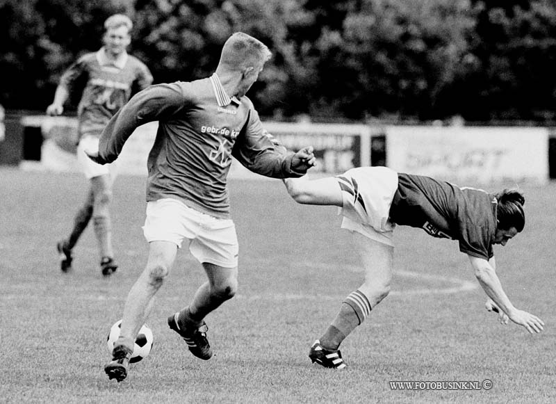 99051434.jpg - DE DORDTENAAR : nieuwe lekkerland:14-05-1999:voetbal westrijd  nieuwe lekkerland tegen/ ...........Deze digitale foto blijft eigendom van FOTOPERSBURO BUSINK. Wij hanteren de voorwaarden van het N.V.F. en N.V.J. Gebruik van deze foto impliceert dat u bekend bent  en akkoord gaat met deze voorwaarden bij publicatie.EB/ETIENNE BUSINK