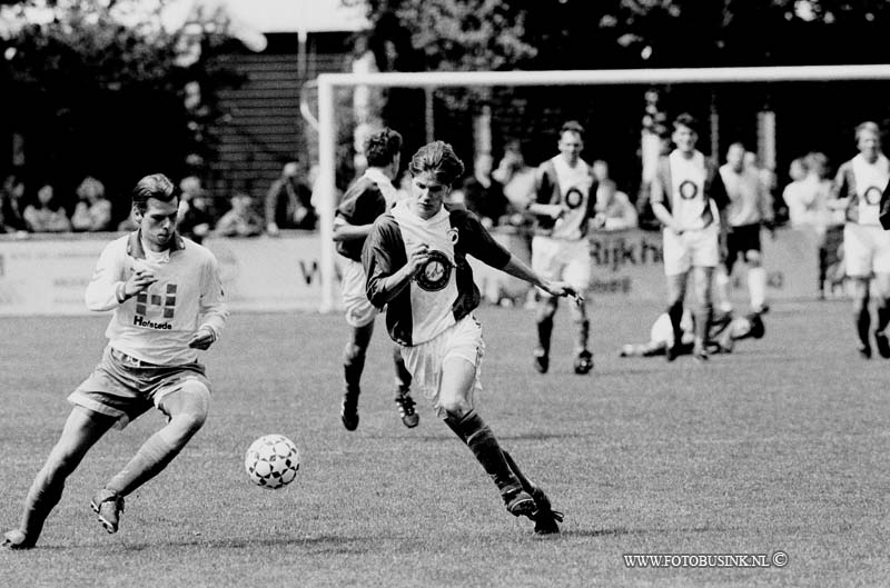 99051435.jpg - DE DORDTENAAR :Maasdam:14-05-1999:voetbal westrijd maasdam tegen/ ...........Deze digitale foto blijft eigendom van FOTOPERSBURO BUSINK. Wij hanteren de voorwaarden van het N.V.F. en N.V.J. Gebruik van deze foto impliceert dat u bekend bent  en akkoord gaat met deze voorwaarden bij publicatie.EB/ETIENNE BUSINK