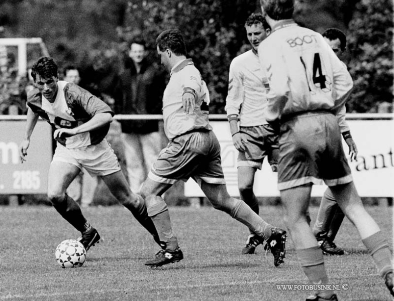 99051436.jpg - DE DORDTENAAR :Maasdam:14-05-1999:voetbal westrijd maasdam tegen/ ...........Deze digitale foto blijft eigendom van FOTOPERSBURO BUSINK. Wij hanteren de voorwaarden van het N.V.F. en N.V.J. Gebruik van deze foto impliceert dat u bekend bent  en akkoord gaat met deze voorwaarden bij publicatie.EB/ETIENNE BUSINK