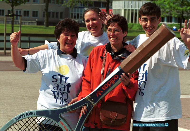 99051630.jpg - DE DORDTENAAR :Dordrecht :16-05-1999:club leden van tennis verengenging hiaten dordrechtDeze digitale foto blijft eigendom van FOTOPERSBURO BUSINK. Wij hanteren de voorwaarden van het N.V.F. en N.V.J. Gebruik van deze foto impliceert dat u bekend bent  en akkoord gaat met deze voorwaarden bij publicatie.EB/ETIENNE BUSINK