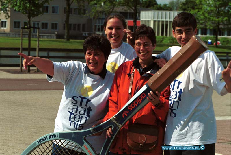 99051631.jpg - DE DORDTENAAR :Dordrecht :16-05-1999:club leden van tennis verengenging hiaten dordrechtDeze digitale foto blijft eigendom van FOTOPERSBURO BUSINK. Wij hanteren de voorwaarden van het N.V.F. en N.V.J. Gebruik van deze foto impliceert dat u bekend bent  en akkoord gaat met deze voorwaarden bij publicatie.EB/ETIENNE BUSINK