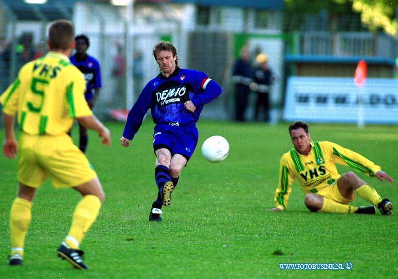 99051632.jpg - DE DORDTENAAR :Dordrecht :16-05-1999:westrijd voetbal dordt 90 tegen/............Deze digitale foto blijft eigendom van FOTOPERSBURO BUSINK. Wij hanteren de voorwaarden van het N.V.F. en N.V.J. Gebruik van deze foto impliceert dat u bekend bent  en akkoord gaat met deze voorwaarden bij publicatie.EB/ETIENNE BUSINK